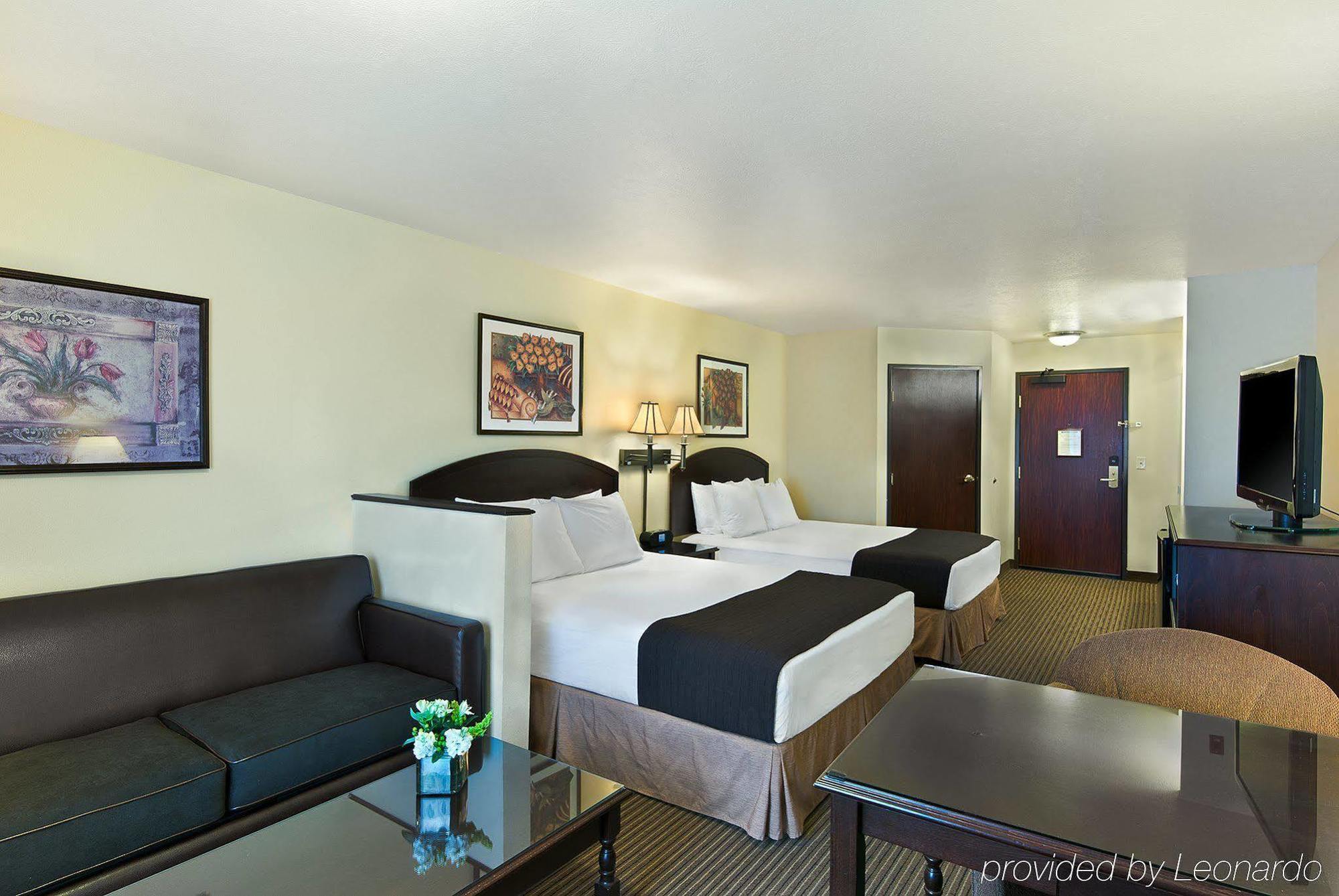 Oxford Suites Spokane Valley Exterior photo